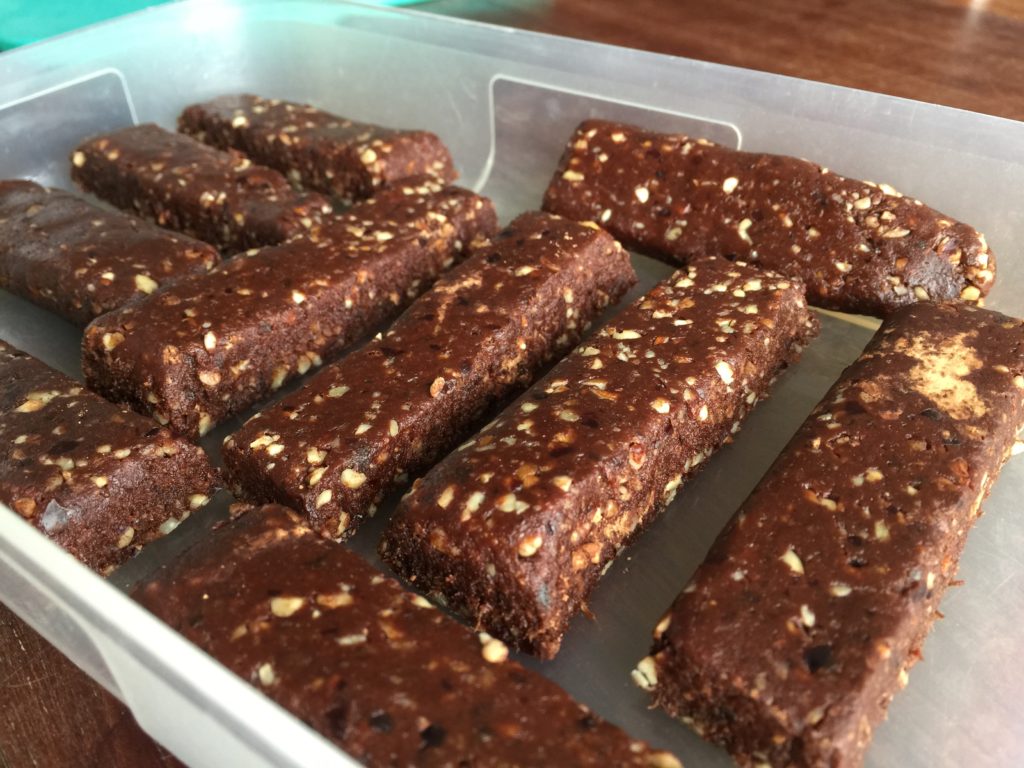 Dadelreepjes met pecans en chocolade